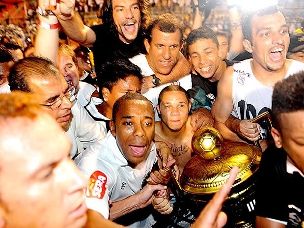 Robinho, com a taa de campeo paulista: atacante puxou coro contra Luxemburgo na Vila Belmiro