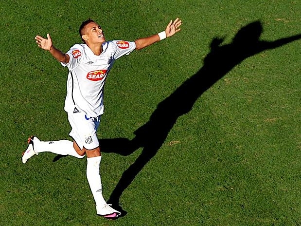 Neymar comemora um de seus gols no Pacaembu