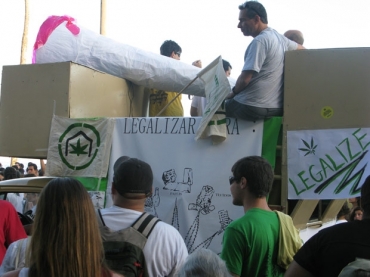 Marcha da Maconha rene 1500 pessoas no Rio
