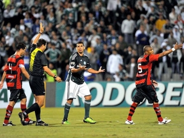 Sem clima no Palmeiras, Diego Souza pode ser trocado por Edu, do Internacional