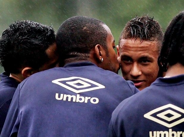 Robinho quer permanecer no Santos e seguir jogando ao lado de Neymar