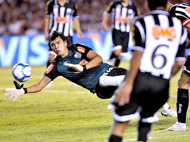 Felipe tenta fazer defesa, mas evita gol de Diego Tardelli no Mineiro