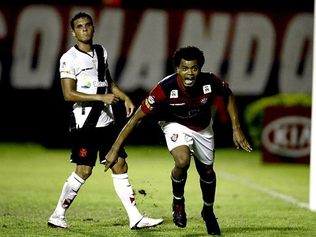 Ex-Vasco, Renato aproveitou falhas da zaga carioca e ajudou time baiano
