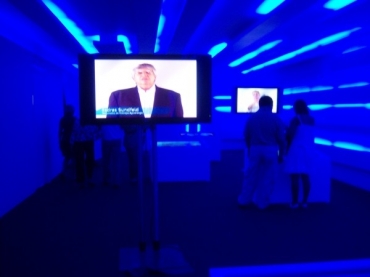 Esdras Sundfeld, Embrapa Agroenergia, fala dos biocombust�veis aos visitantes do espa�o do futuro.