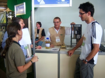 Visitantes da feira observam funcionamento do motor multicombust�vel.
