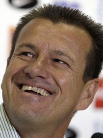 Estudo aponta que desempenho do time de Dunga na �frica � mais aguardado que resultado das elei��es