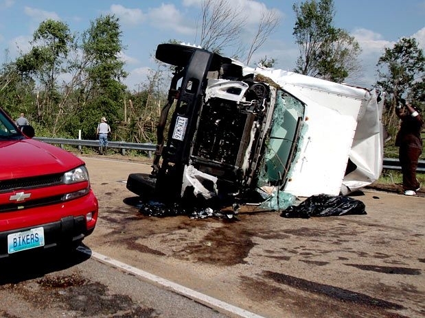 Caminho foi virado pelo tornado, em Durant, no Mississipi