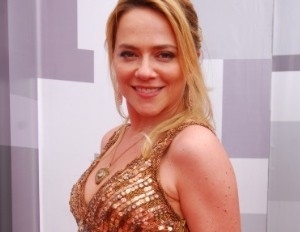 A atriz faz parte do elenco da novela das sete Tempos Modernos