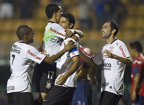 Corinthians comemora gol contra do Medelln, que teve participao de William (centro, capito)