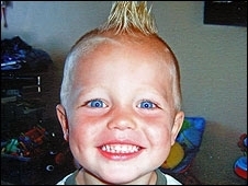 Maddox aps o corte de cabelo (Foto: 2010Eastnews/Peter Lawson)