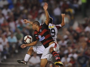 Adriano  hostilizado pela torcida no Maracan