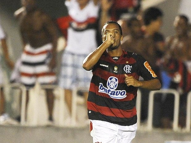 Michael fez o segundo gol do Flamengo e decretou virada rpida; torcida, porm, ainda aguarda por vaga