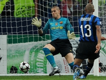 Brasileiro Maicon chuta para marcar o segundo gol da Internazionale na vitria contra o Barcelona por 3 a 1, na Liga