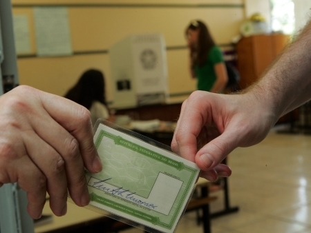 Eleitores votam nas ltimas eleies municipais
