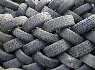 A checagem semanal do estado dos pneus e da calibragem d mais segurana.