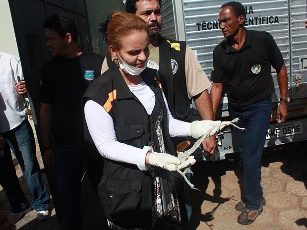 Perita mostra cord�o que teria sido usado por Ademar