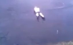 Homem d de cara no gelo ao mergulhar em lago congelado