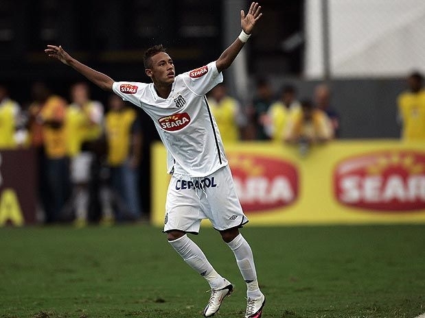 Neymar marcou dois gols na vitria sobre o So Paulo: o primeiro polmico e o segundo com paradinha no pnalti