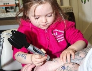 Ruby Dickinson treinando com carga de caneta no brao do pai