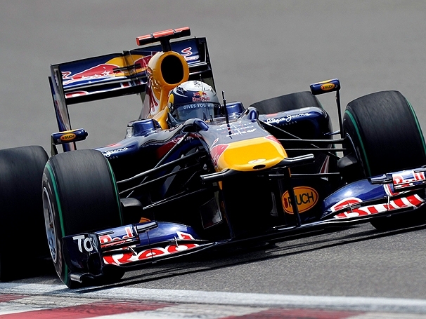 Sebastian Vettel fez uma volta excepcional no fim do treino e conseguiu sua terceira pole na temporada