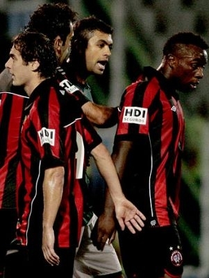 Episdio entre Danilo e Manoel pode render gancho aos dois atletas