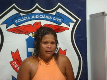 Delegacia de Entorpecentes prende mulher com 12 quilos de maconha 