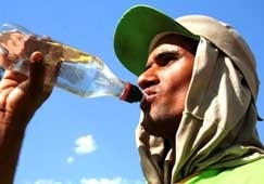 Trabalhador se refresca com garrafa de gua gelada; o ano de 2010 dever ser mais seco que o de 2009 