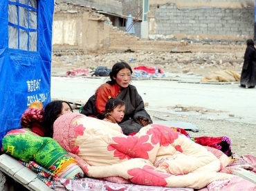 Sobreviventes passam fome e frio a espera de resgate