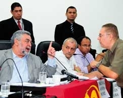 Deputado Percival Muniz esbraveja com o militante Wagner Simpl�cio