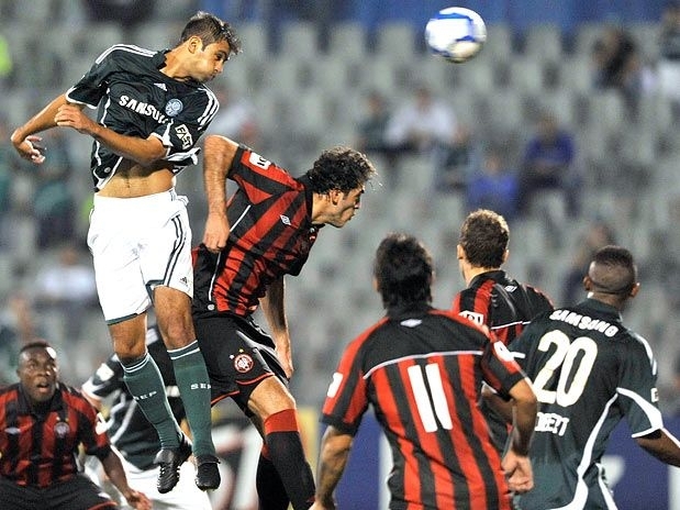 Danilo foi acusado pelo Atltico-PR, que promete providncias para defender seu zagueiro