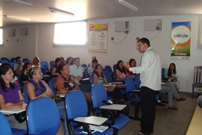 O Prof. Edevamilton de Lima Oliveira profere palestra aos docentes enviados pelos CEFAPROS e NTMs