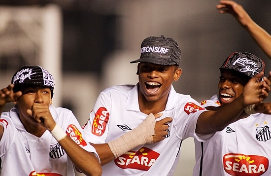 Jogadores do Santos comemoram gol na goleada contra o Guarani na Vila Belmiro pela Copa do Brasil