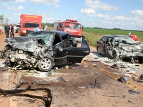 O local onde aconteceu o acidente, apesar de ser uma curva, oferece boa visibilidade aos motoristas. 