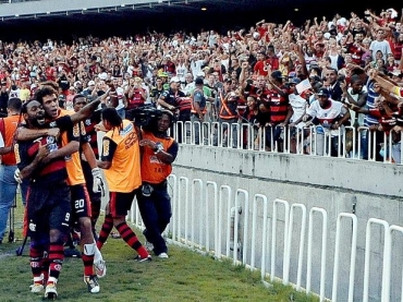 Vgner Love comemora gol da classificao  final da Taa Rio com a torcida