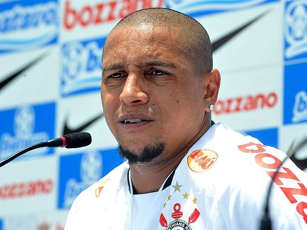 Lateral citou concorrentes, mas diz depender de Dunga para ir a mais uma Copa