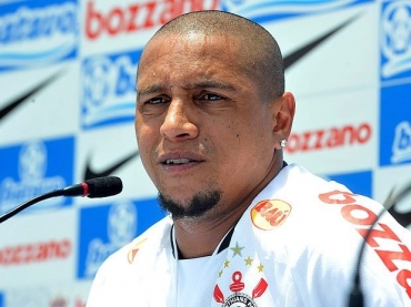 Lateral citou concorrentes, mas diz depender de Dunga para ir a mais uma Copa