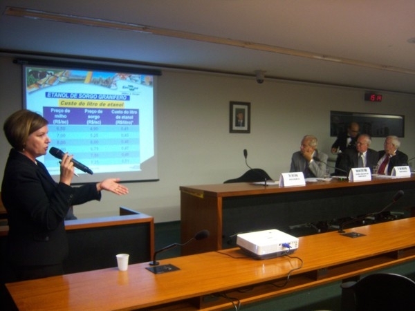 Chefe Geral da Embrapa Milho e Sorgo mostra na Cmara dos Deputados Federais o potencial do sorgo para produo de etano