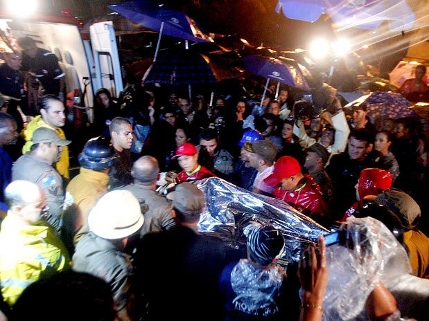 Bombeiros carregam mulher resgatada aps 11 horas