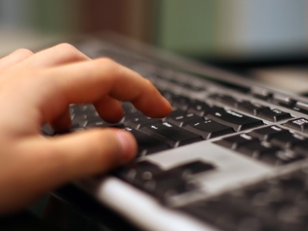 Estudo aponta que conexo  internet ainda  muito cara no Brasil, o que dificulta o acesso