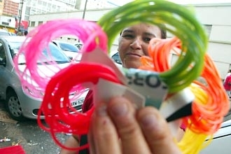 Adereo com conotao sexual virou mania entre adolescentes e jovens, que o utilizam sem saber o real significado 