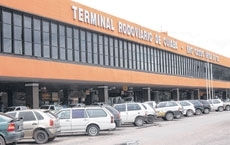 Para chegar aos banheiros adaptados  preciso atravessar rea de desembarque, pois sanitrios esto do outro lado da pis