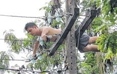 Rodrigo Ribeiro ficou horas no poste de alta tenso ameaando pular e fazendo exigncias 