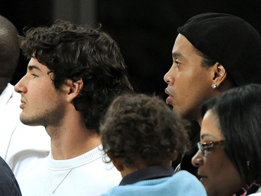 Ronaldinho volta ao time do Milan neste s�bado ap�s cumprir suspens�o na rodada passada