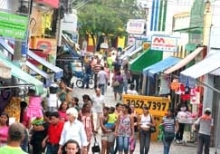 Empresrios afirmam que nos feriados as pessoas dispem de mais tempo s compras. Comercirios reclamam da sobre carga