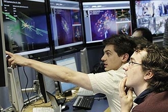 Cientistas observam grficos sobre as primeiras colises bem sucedidas de energia total no Grande Colisor de Hdrons(LHC