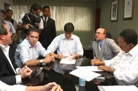 Assinatura de Termo de Pactua��o garante atendimento de 18 mil usu�rios 