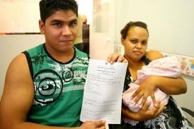 Luiz Fernando Arruda e Jannaise de Lara com a certido de nascimento do projeto Criana Cidad.