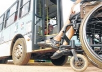 Problema comea para chegar at nibus, com caladas irregulares, ruas sem asfalto ou cheia de buracos e falta de rampas