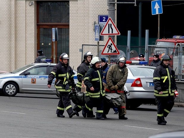 Bombeiros resgatam o corpo de uma das v�timas das explos�es que atingiram o metr� de Moscou