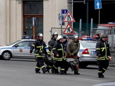 Bombeiros resgatam o corpo de uma das v�timas das explos�es que atingiram o metr� de Moscou